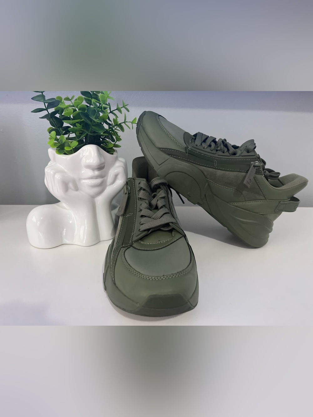Guess Bailian -A Platform Olive Green Sneakers used only once